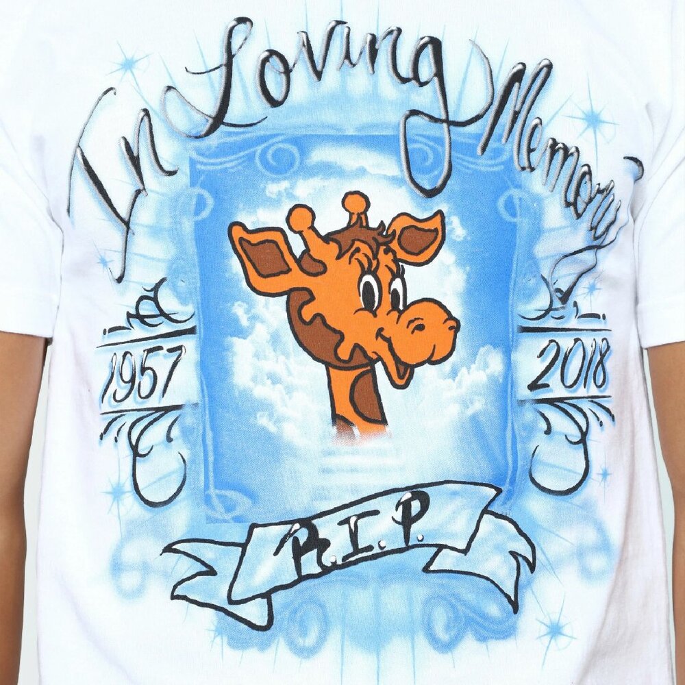 Toys R Us t-shirt "In Loving Memory" RIP Geoffrey the Giraffe sz L vtg style toy
